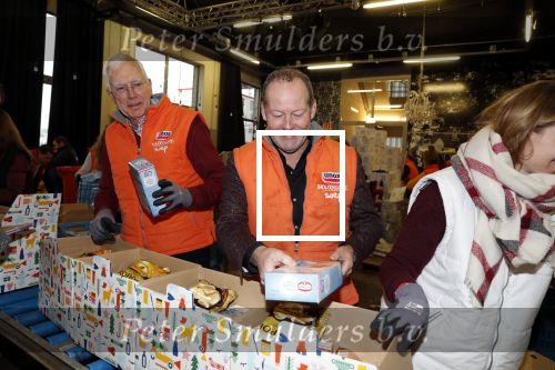 Rotterdam 18 december 2018
Danny Blind pakt voedselpakketten in voor de voedselbank op het hoofdkantoor bij Unilever.