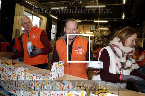 Rotterdam 18 december 2018
Danny Blind pakt voedselpakketten in voor de voedselbank op het hoofdkantoor bij Unilever.