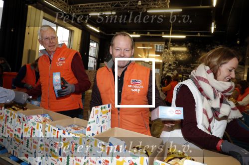 Rotterdam 18 december 2018
Danny Blind pakt voedselpakketten in voor de voedselbank op het hoofdkantoor bij Unilever.