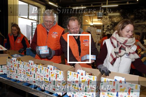 Rotterdam 18 december 2018
Danny Blind pakt voedselpakketten in voor de voedselbank op het hoofdkantoor bij Unilever.