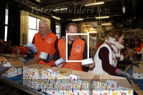 Rotterdam 18 december 2018
Danny Blind pakt voedselpakketten in voor de voedselbank op het hoofdkantoor bij Unilever.