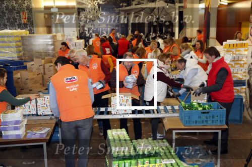 Rotterdam 18 december 2018
Danny Blind pakt voedselpakketten in voor de voedselbank op het hoofdkantoor bij Unilever.