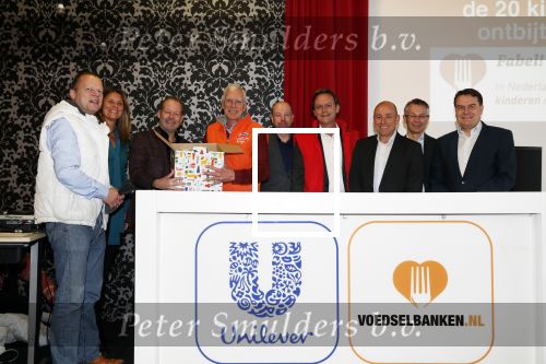 Rotterdam 18 december 2018
Danny Blind pakt voedselpakketten in voor de voedselbank op het hoofdkantoor bij Unilever.