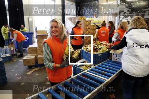 Rotterdam 18 december 2018
Danny Blind pakt voedselpakketten in voor de voedselbank op het hoofdkantoor bij Unilever.