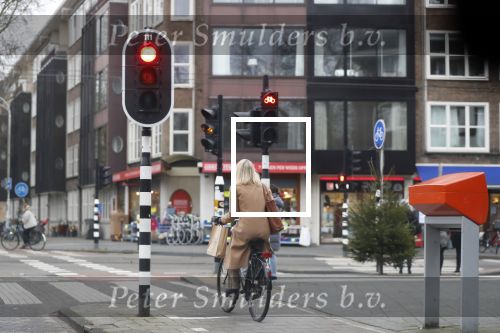 Amsterdam 5 januari 2019
Dionne Stax rijdt op de apollolaan 2x door rood op de fiets en ze heeft haar mobiel in haar handen. Dionne gaat langs bij haar vriend  Sytse Oudkerk