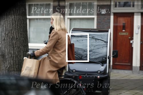 Amsterdam 5 januari 2019
Dionne Stax rijdt op de apollolaan 2x door rood op de fiets en ze heeft haar mobiel in haar handen. Dionne gaat langs bij haar vriend  Sytse Oudkerk