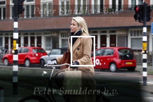 Amsterdam 5 januari 2019
Dionne Stax rijdt op de apollolaan 2x door rood op de fiets en ze heeft haar mobiel in haar handen. Dionne gaat langs bij haar vriend  Sytse Oudkerk