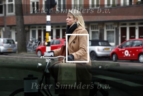 Amsterdam 5 januari 2019
Dionne Stax rijdt op de apollolaan 2x door rood op de fiets en ze heeft haar mobiel in haar handen. Dionne gaat langs bij haar vriend  Sytse Oudkerk
