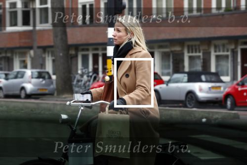 Amsterdam 5 januari 2019
Dionne Stax rijdt op de apollolaan 2x door rood op de fiets en ze heeft haar mobiel in haar handen. Dionne gaat langs bij haar vriend  Sytse Oudkerk