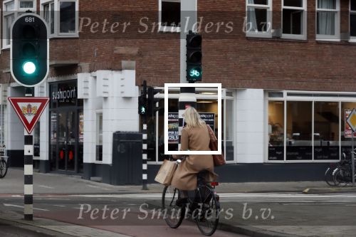Amsterdam 5 januari 2019
Dionne Stax rijdt op de apollolaan 2x door rood op de fiets en ze heeft haar mobiel in haar handen. Dionne gaat langs bij haar vriend  Sytse Oudkerk