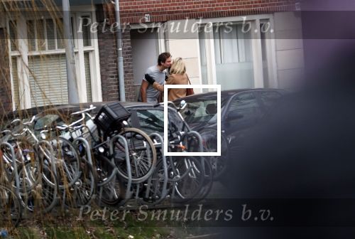 Amsterdam 5 januari 2019
Dionne Stax rijdt op de apollolaan 2x door rood op de fiets en ze heeft haar mobiel in haar handen. Dionne gaat langs bij haar vriend  Sytse Oudkerk