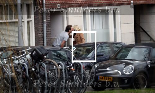 Amsterdam 5 januari 2019
Dionne Stax rijdt op de apollolaan 2x door rood op de fiets en ze heeft haar mobiel in haar handen. Dionne gaat langs bij haar vriend  Sytse Oudkerk