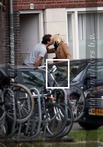 Amsterdam 5 januari 2019
Dionne Stax rijdt op de apollolaan 2x door rood op de fiets en ze heeft haar mobiel in haar handen. Dionne gaat langs bij haar vriend  Sytse Oudkerk
