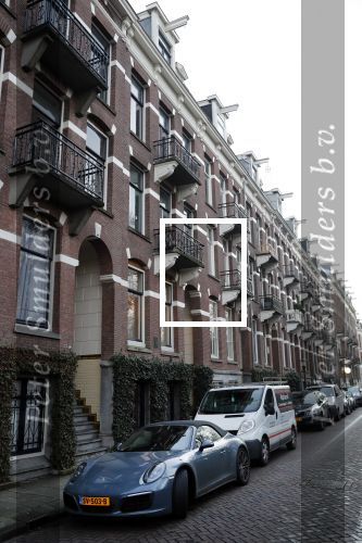 Amsterdam 8 december 2019
In dit pand heeft Erland Galjaard  een appartement gekocht. Zijn porsche cabrio staat voor de deur.
