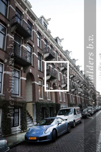 Amsterdam 8 december 2019
In dit pand heeft Erland Galjaard  een appartement gekocht. Zijn porsche cabrio staat voor de deur.