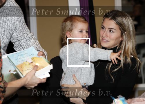 Beverwijk 22 december 2018
Rafael v d Vaart Damian Jesslynn en zijn vriendin Estavana Polman in het winkelcentrum waar Rafael zijn moeder Lolita een winkel heeft . Ze hebben geld opgehaald met veiling voor het ZZF.