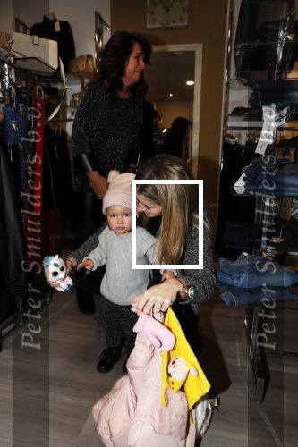 Beverwijk 22 december 2018
Rafael v d Vaart Damian Jesslynn en zijn vriendin Estavana Polman in het winkelcentrum waar Rafael zijn moeder Lolita een winkel heeft . Ze hebben geld opgehaald met veiling voor het ZZF.