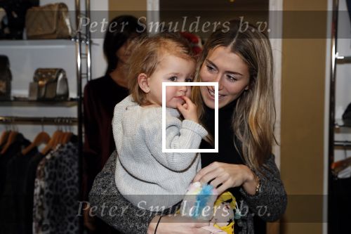 Beverwijk 22 december 2018
Rafael v d Vaart Damian Jesslynn en zijn vriendin Estavana Polman in het winkelcentrum waar Rafael zijn moeder Lolita een winkel heeft . Ze hebben geld opgehaald met veiling voor het ZZF.