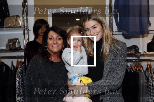 Beverwijk 22 december 2018
Rafael v d Vaart Damian Jesslynn en zijn vriendin Estavana Polman in het winkelcentrum waar Rafael zijn moeder Lolita een winkel heeft . Ze hebben geld opgehaald met veiling voor het ZZF.