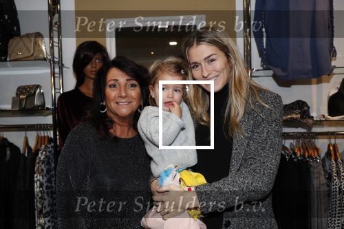Beverwijk 22 december 2018
Rafael v d Vaart Damian Jesslynn en zijn vriendin Estavana Polman in het winkelcentrum waar Rafael zijn moeder Lolita een winkel heeft . Ze hebben geld opgehaald met veiling voor het ZZF.