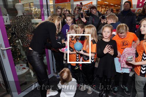 Beverwijk 22 december 2018
Rafael v d Vaart Damian Jesslynn en zijn vriendin Estavana Polman in het winkelcentrum waar Rafael zijn moeder Lolita een winkel heeft . Ze hebben geld opgehaald met veiling voor het ZZF.