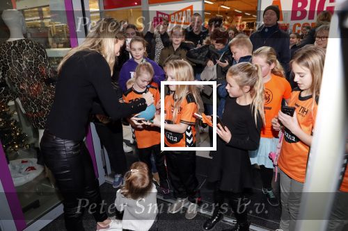 Beverwijk 22 december 2018
Rafael v d Vaart Damian Jesslynn en zijn vriendin Estavana Polman in het winkelcentrum waar Rafael zijn moeder Lolita een winkel heeft . Ze hebben geld opgehaald met veiling voor het ZZF.