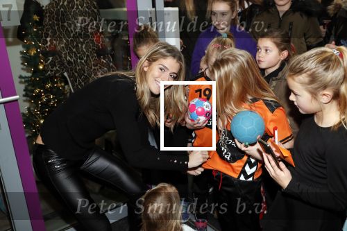 Beverwijk 22 december 2018
Rafael v d Vaart Damian Jesslynn en zijn vriendin Estavana Polman in het winkelcentrum waar Rafael zijn moeder Lolita een winkel heeft . Ze hebben geld opgehaald met veiling voor het ZZF.