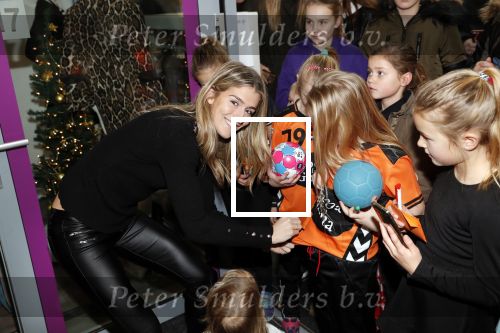 Beverwijk 22 december 2018
Rafael v d Vaart Damian Jesslynn en zijn vriendin Estavana Polman in het winkelcentrum waar Rafael zijn moeder Lolita een winkel heeft . Ze hebben geld opgehaald met veiling voor het ZZF.