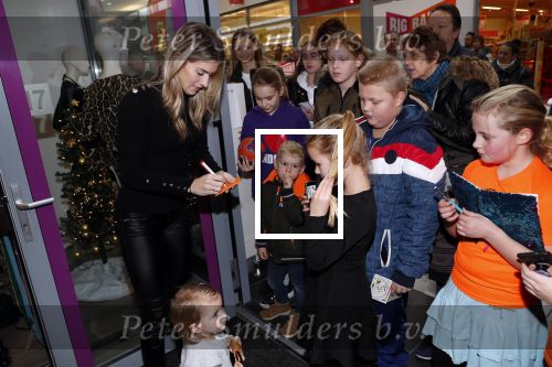 Beverwijk 22 december 2018
Rafael v d Vaart Damian Jesslynn en zijn vriendin Estavana Polman in het winkelcentrum waar Rafael zijn moeder Lolita een winkel heeft . Ze hebben geld opgehaald met veiling voor het ZZF.