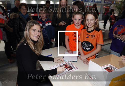Beverwijk 22 december 2018
Rafael v d Vaart Damian Jesslynn en zijn vriendin Estavana Polman in het winkelcentrum waar Rafael zijn moeder Lolita een winkel heeft . Ze hebben geld opgehaald met veiling voor het ZZF.