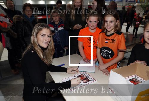 Beverwijk 22 december 2018
Rafael v d Vaart Damian Jesslynn en zijn vriendin Estavana Polman in het winkelcentrum waar Rafael zijn moeder Lolita een winkel heeft . Ze hebben geld opgehaald met veiling voor het ZZF.