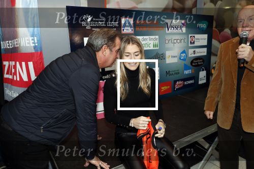 Beverwijk 22 december 2018
Rafael v d Vaart Damian Jesslynn en zijn vriendin Estavana Polman in het winkelcentrum waar Rafael zijn moeder Lolita een winkel heeft . Ze hebben geld opgehaald met veiling voor het ZZF.