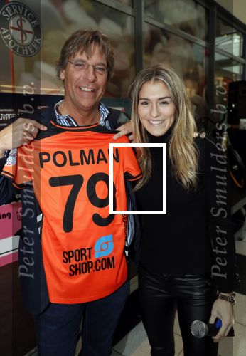 Beverwijk 22 december 2018
Rafael v d Vaart Damian Jesslynn en zijn vriendin Estavana Polman in het winkelcentrum waar Rafael zijn moeder Lolita een winkel heeft . Ze hebben geld opgehaald met veiling voor het ZZF.