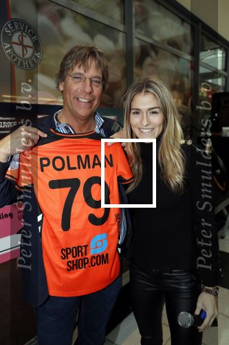 Beverwijk 22 december 2018
Rafael v d Vaart Damian Jesslynn en zijn vriendin Estavana Polman in het winkelcentrum waar Rafael zijn moeder Lolita een winkel heeft . Ze hebben geld opgehaald met veiling voor het ZZF.