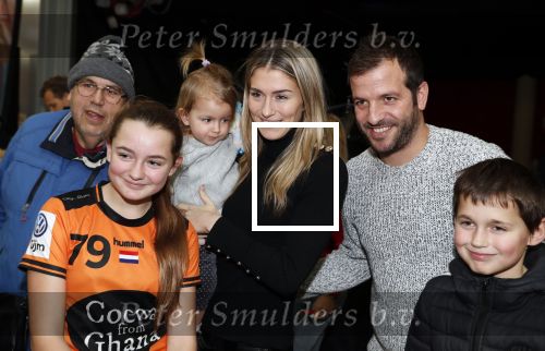 Beverwijk 22 december 2018
Rafael v d Vaart Damian Jesslynn en zijn vriendin Estavana Polman in het winkelcentrum waar Rafael zijn moeder Lolita een winkel heeft . Ze hebben geld opgehaald met veiling voor het ZZF.
