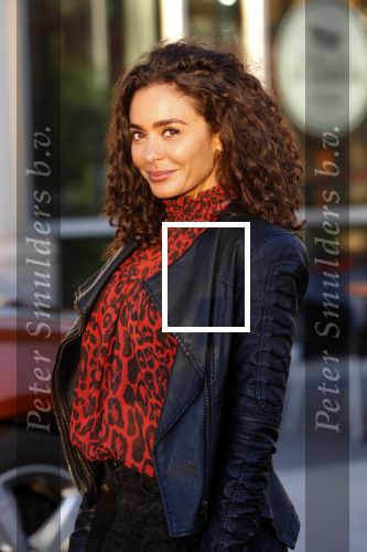 Amsterdam 3 januari 2019
Boekpresentatie Fajah Lourens Fajah kwam met een nieuwe Bentley. Ook haar dochter Irem en zoon Shai kwamen mee.