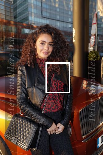 Amsterdam 3 januari 2019
Boekpresentatie Fajah Lourens Fajah kwam met een nieuwe Bentley. Ook haar dochter Irem en zoon Shai kwamen mee.