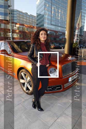 Amsterdam 3 januari 2019
Boekpresentatie Fajah Lourens Fajah kwam met een nieuwe Bentley. Ook haar dochter Irem en zoon Shai kwamen mee.