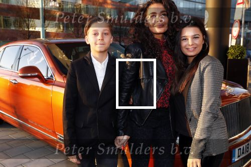 Amsterdam 3 januari 2019
Boekpresentatie Fajah Lourens Fajah kwam met een nieuwe Bentley. Ook haar dochter Irem en zoon Shai kwamen mee.