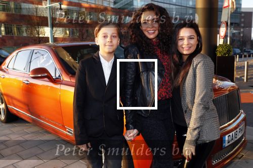 Amsterdam 3 januari 2019
Boekpresentatie Fajah Lourens Fajah kwam met een nieuwe Bentley. Ook haar dochter Irem en zoon Shai kwamen mee.