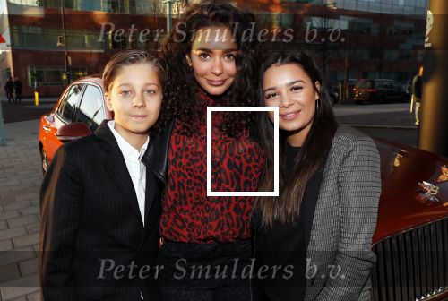 Amsterdam 3 januari 2019
Boekpresentatie Fajah Lourens Fajah kwam met een nieuwe Bentley. Ook haar dochter Irem en zoon Shai kwamen mee.
