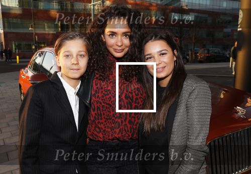 Amsterdam 3 januari 2019
Boekpresentatie Fajah Lourens Fajah kwam met een nieuwe Bentley. Ook haar dochter Irem en zoon Shai kwamen mee.