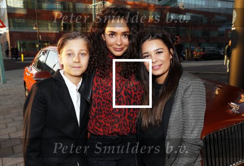Amsterdam 3 januari 2019
Boekpresentatie Fajah Lourens Fajah kwam met een nieuwe Bentley. Ook haar dochter Irem en zoon Shai kwamen mee.