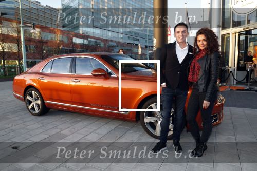 Amsterdam 3 januari 2019
Boekpresentatie Fajah Lourens Fajah kwam met een nieuwe Bentley. Ook haar dochter Irem en zoon Shai kwamen mee.
Fajah met bentley dealer Ad Geerts