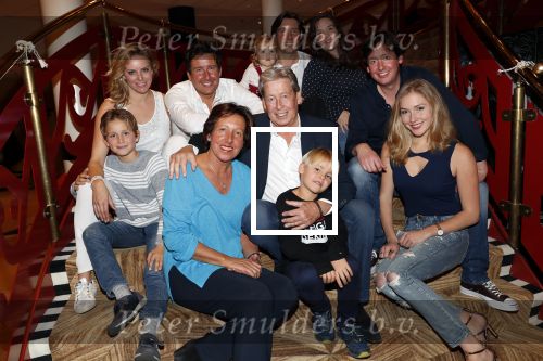 Zeist 23 december 2018
Hans Wendy Steven Osacr en Renzo Kazan met hun vrouwen en kinderen in het Fyji Hotel.