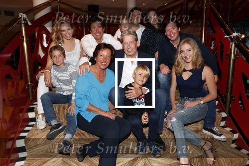 Zeist 23 december 2018
Hans Wendy Steven Osacr en Renzo Kazan met hun vrouwen en kinderen in het Fyji Hotel.
