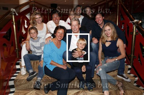 Zeist 23 december 2018
Hans Wendy Steven Osacr en Renzo Kazan met hun vrouwen en kinderen in het Fyji Hotel.