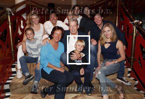 Zeist 23 december 2018
Hans Wendy Steven Osacr en Renzo Kazan met hun vrouwen en kinderen in het Fyji Hotel.