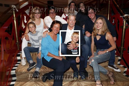 Zeist 23 december 2018
Hans Wendy Steven Osacr en Renzo Kazan met hun vrouwen en kinderen in het Fyji Hotel.