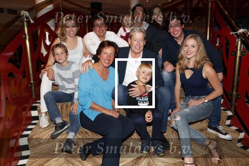 Zeist 23 december 2018
Hans Wendy Steven Osacr en Renzo Kazan met hun vrouwen en kinderen in het Fyji Hotel.